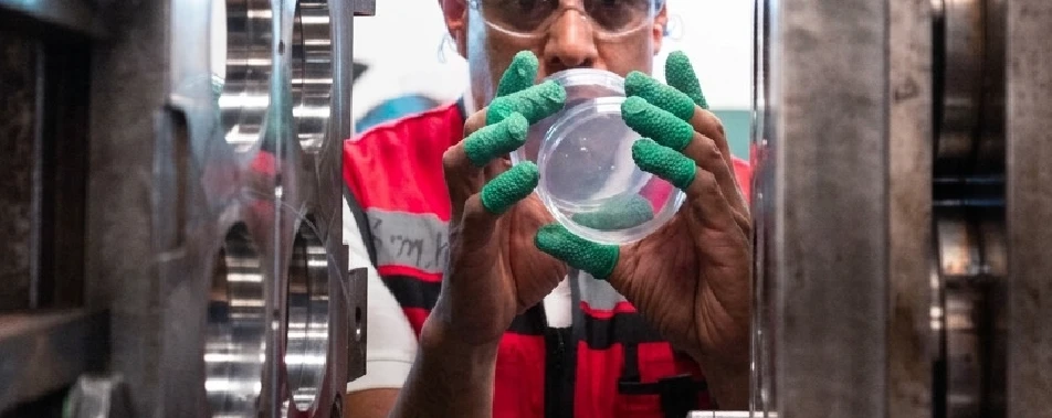 Empleado de Plastik de Durango revisando una caja petri recién fabricada