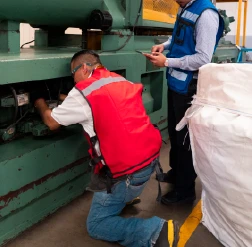 Empleado de Plastik de Durango utilizando maquinaria